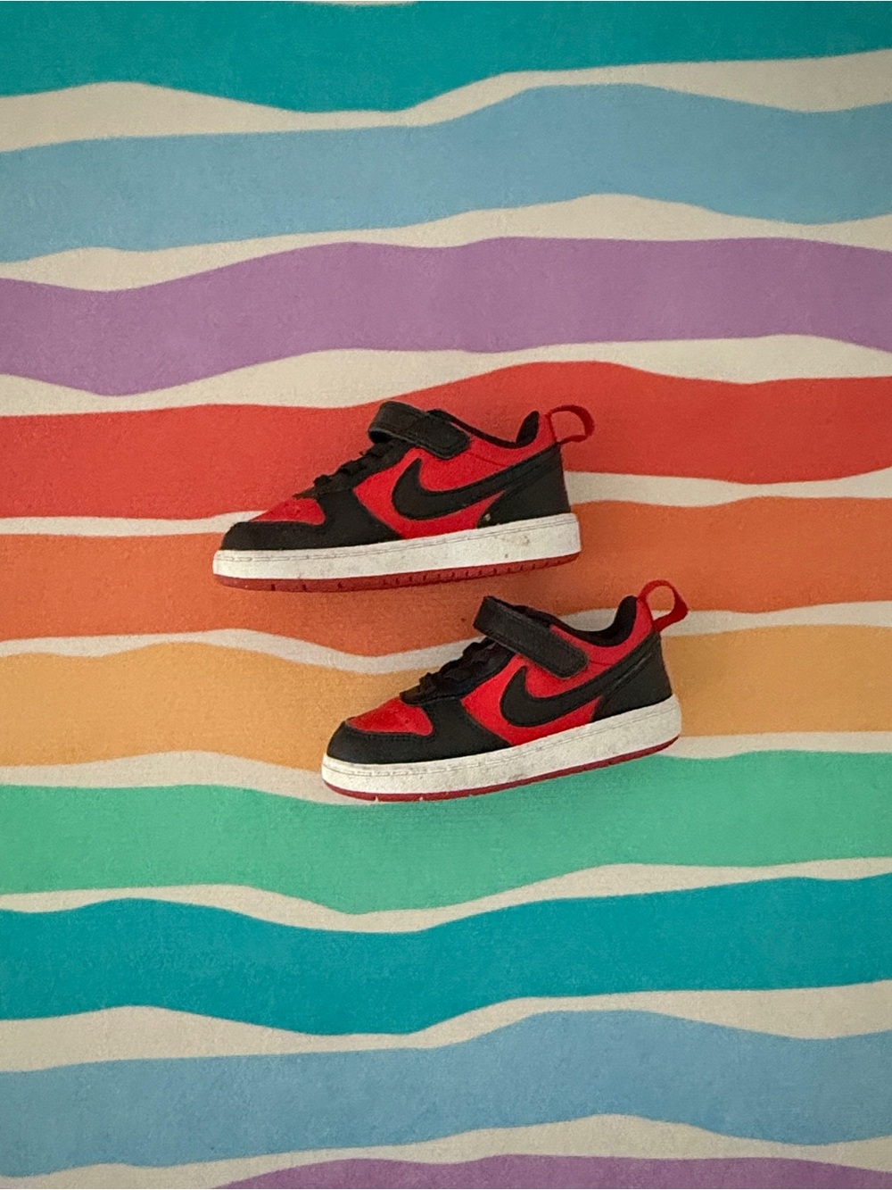 8C Nike Kids Black and Red Low-Top Sneakers with Hook-and-Loop Strap